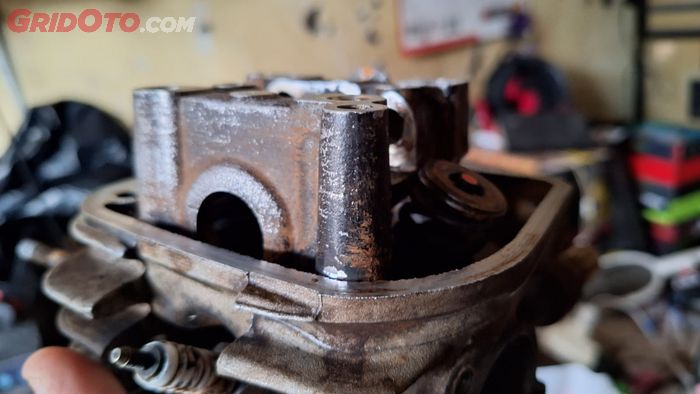 Kerak yang dihasilkan oleh oli mesin palsu 