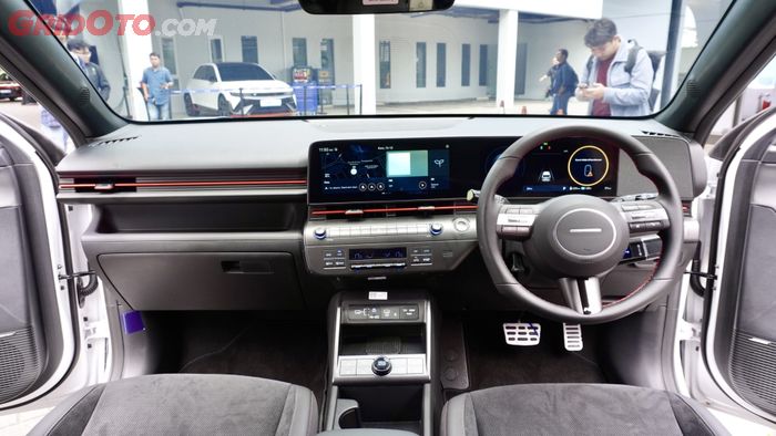 Setir dengan jahitan merah, dasbor lis merah, sport pedal berbahan metal menghiasi interior Hyundai Kona Electric N Line.