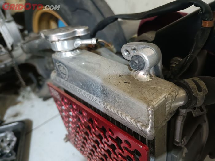 Radiator aftermarket bisa bocor
