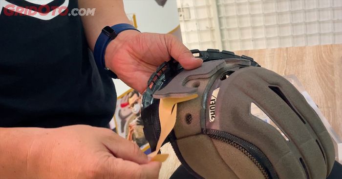 Personal Fitting System (PFS) Shoei Indonesia memberikan busa tambahan agar lebih nyaman saat dipakai