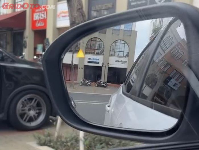 spion samping Mitsubishi XFroce Ultimate DS dapat menampilkan peringatan Rear Cross Traffic Alert dan Blind Spot warning