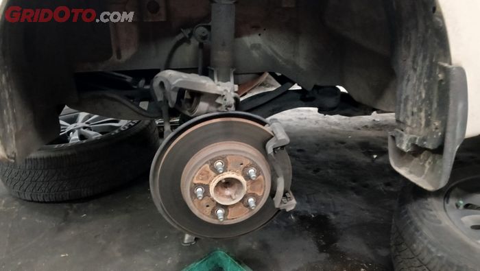 Ilustrasi perawatan rem cakram mobil