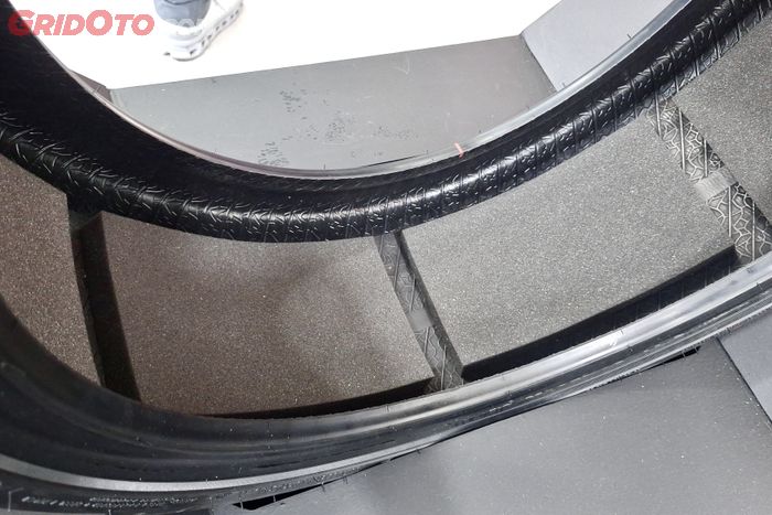 Material E-Foam dalam teknologi E-Silent pada ban Accelera.