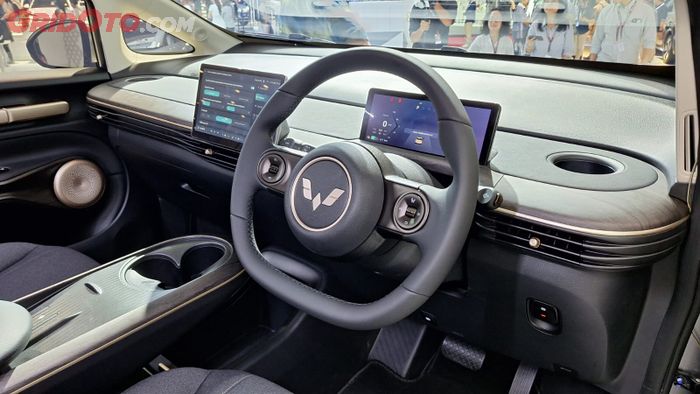 Bagian kemudi dan entertaiment system pada Wuling Cloud EV Lite 