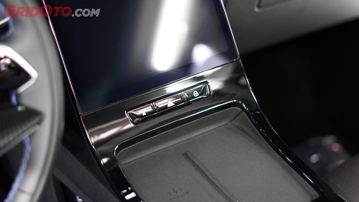 Hanya ada tiga tombol fisik di konsol tengah Jaecoo J5 EV.