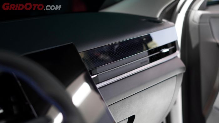 Desain dasbor Jaecoo J5 EV dengan panel hitam aksen diamond menyatu dari kiri-kanan.