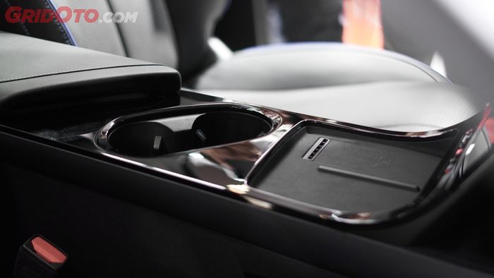 Konsol tengah Jaecoo J5 EV dengan dua cup holder dan kompartemen serta wireless charging.