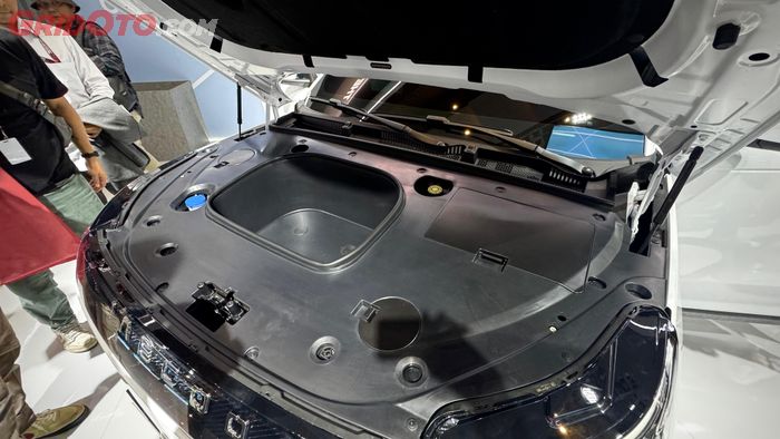 Kompartemen penyimpanan di balik kap mesin Jaecoo J5 EV.