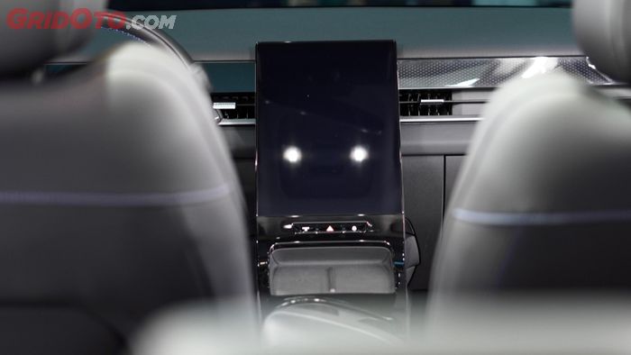 Bagian tengah dasbor Jaecoo J5 EV dengan layar head unit vertikal menyatu dengan konsol tengah.