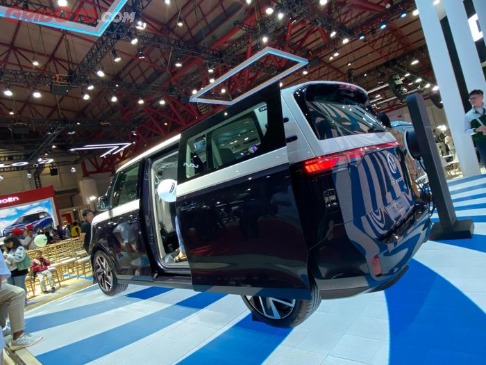 Buritan VW ID. Buzz saat pintu geser terbuka.