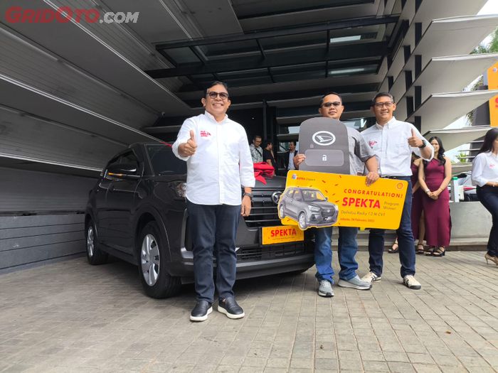 Martogi Siahaan (kiri) Direktur PT Astra Otoparts, Ade Chandra (tengah) pemenang hadiah mobil, dan Arie Satyanggoro (kanan) Vice President Marketing Lubricants Shell Indonesia.