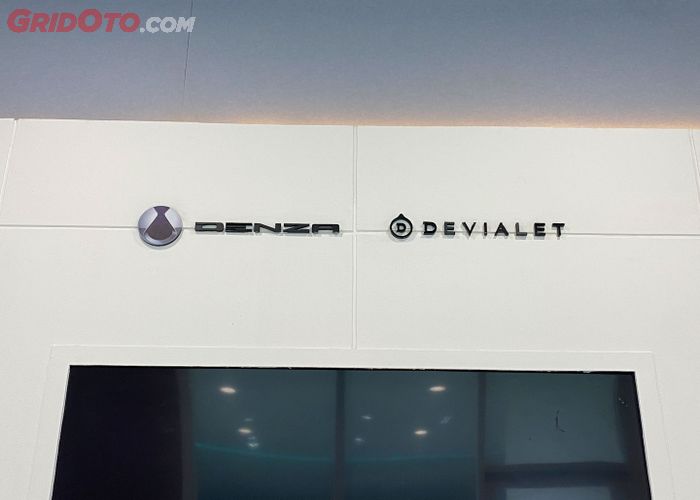 Logo Denza dan Devialet terpampang di booth Denza IIMS 2025.
