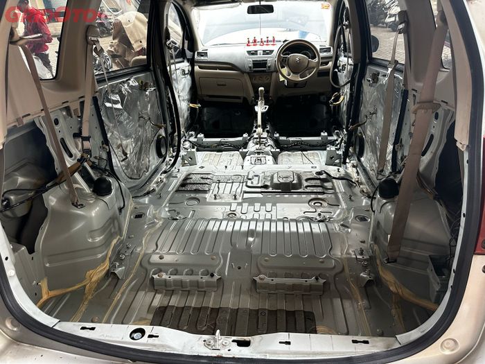 Perbaikan interior mobil korban banjir