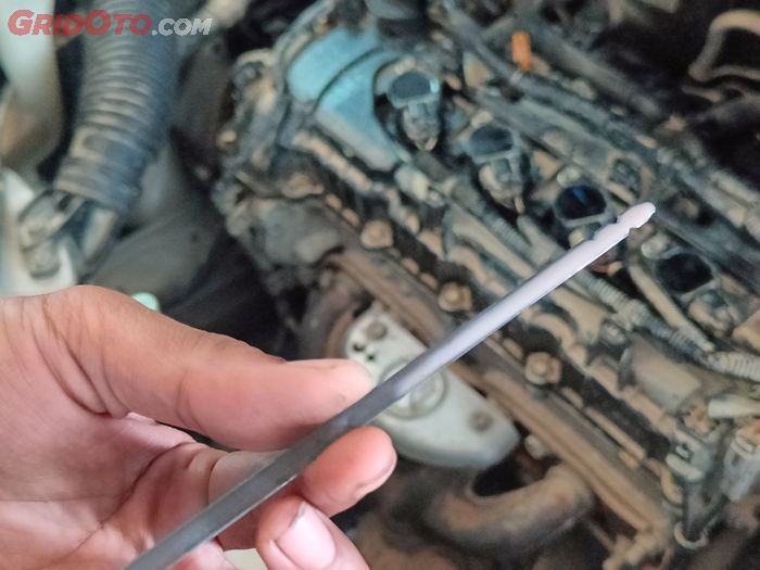 Oli mesin yang tercampur air saat terendam banjir 