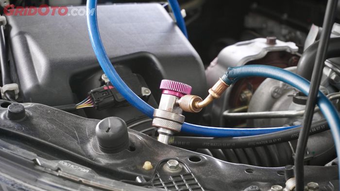 Kuras freon dan oli kompresor AC mobil.
