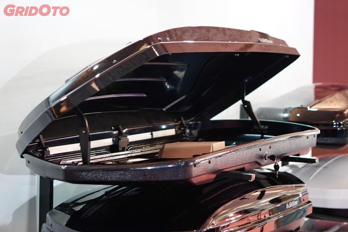 Bahan polikarbonat roof box Jawsport diklaim lentur dan tahan pelapukan.