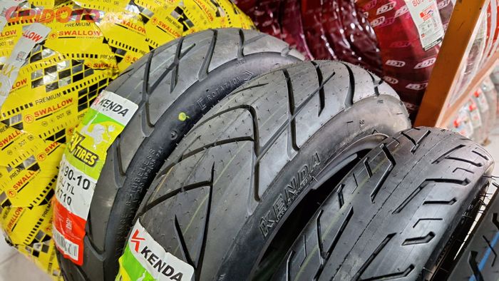 Bentuk tapak ban motor listrik, dibuat hambatan gulir rendah supaya lebih efisien