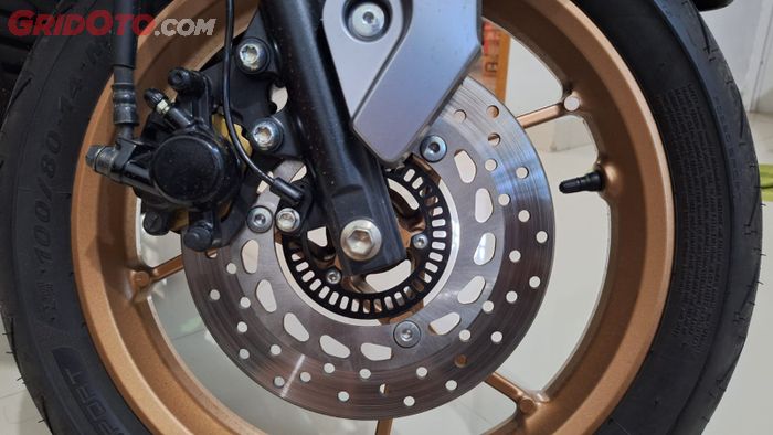 Cakram depan motor punya diameter lebih besar dari belakang