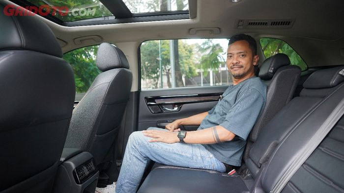 Bangku baris kedua bisa direbahkan dan diatur maju-mundur.