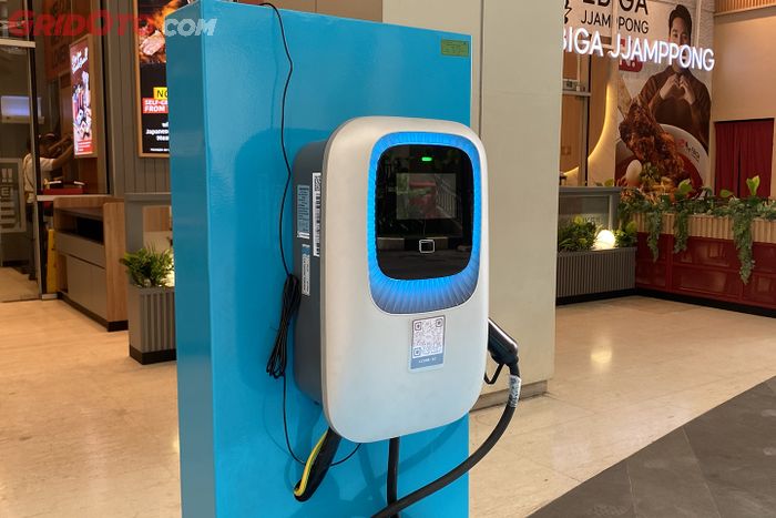 Mesin Chargecore AC 22 kW di Trans Studio Mall Cibubur.