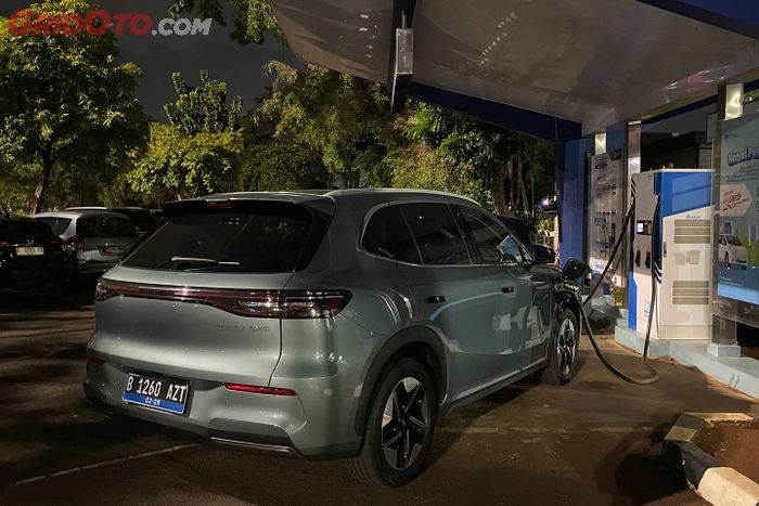 Pengisian daya Geely EX5 di SPKLU 200 kW di Bandara Halim Perdanakusumah.