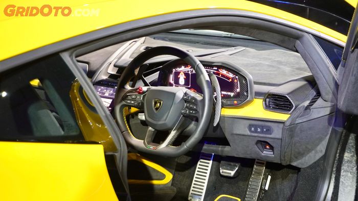 Lamborghini Revuelto punya mode EV yang bisa berjalan hanya dengan tenaga listrik sejauh 10 km