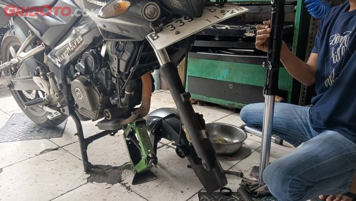 Ilustrasi perbaikan sokbreker depan motor