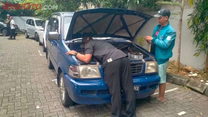 Proses cek fisik Toyota Kijang Kapsul di suasana pemutihan pajak kendaraan di Samsat Cileduk Kota, Tangerang, Banten