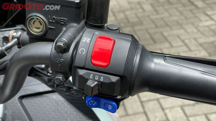 Tombol biru bertuliskan B, jika ditekan pada mode S bikin akselerasinya makin kencang.