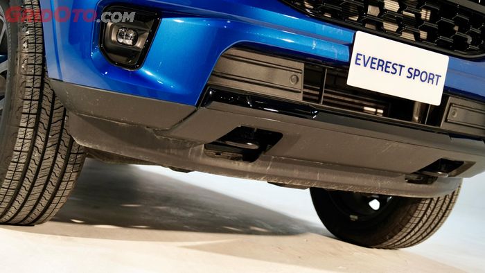 Sepasang tow hook permanen di bemper depan Ford Everest Sport.