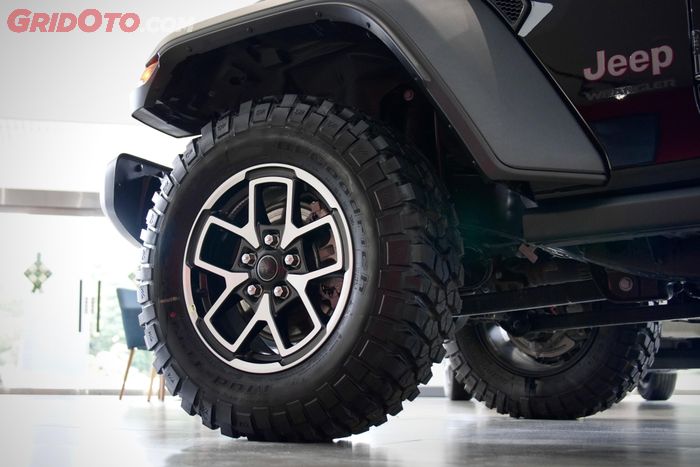 Jeep Wrangler Rubicon 4-Door dengan ban offroad 32 inci dibalut dalam pelek 17 inci dan profil ban 255/75 R17.