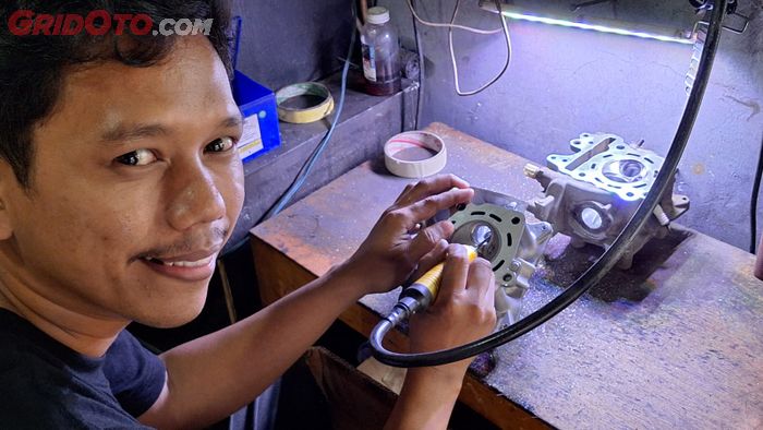Abby Zaid Munawir, Owner Nolimit Speed yang lakukan porting polish sendiri di bengkel 