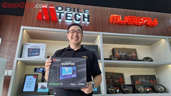 Erik Jeo, Mananging Director Mobile Technology (MobileTech), bersama head unit Quantum yang lagi promo opening toko 