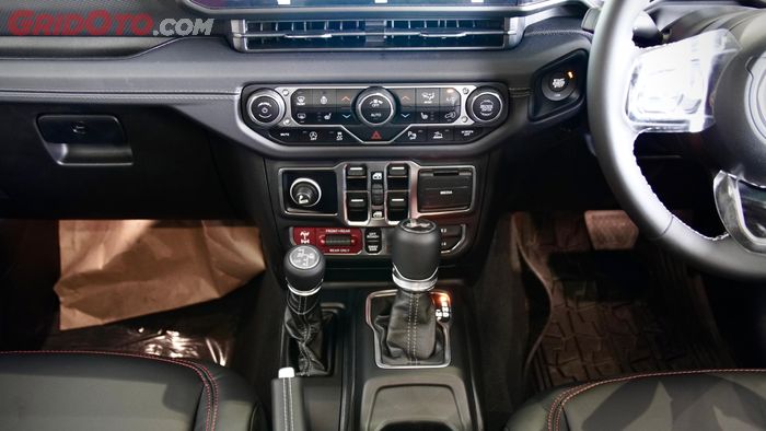 Konsol tengah Jeep Wrangler Rubicon dengan pengaturan mode berkendara dan penggerak roda.
