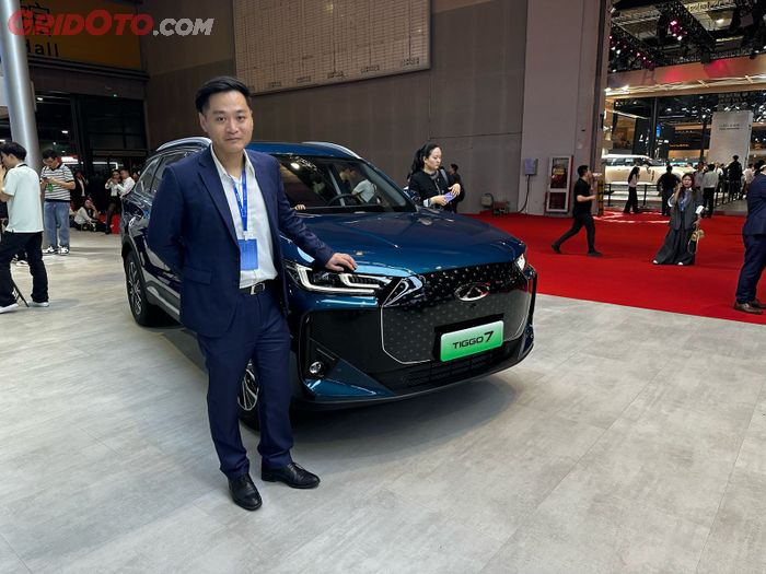 Zheng Shuo, Country Manager PT Chery Sales Indonesia di depan Tiggo 7 CSH di Auto Shanghai 2025
