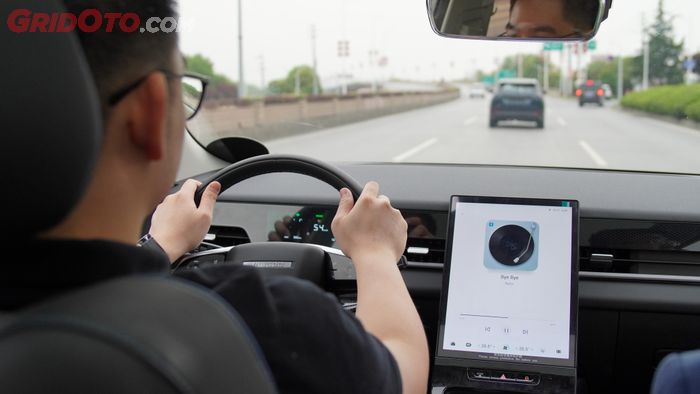 Performa JAECOO J5 EV terasa cukup mengisi untuk kebutuhan dalam kota maupun perjalanan jauh.