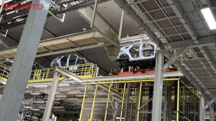 Proses perakitan rangka di pabrik Chery.