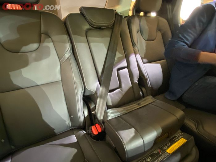 Jok tengah Volvo XC90 bisa jadi booster seat.