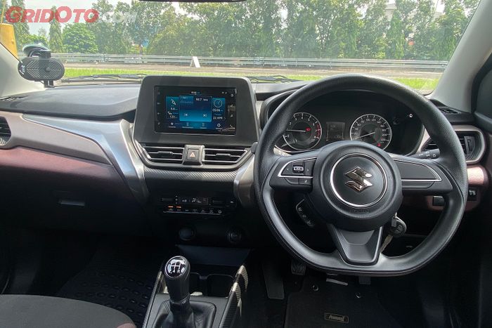 Interior Suzuki Fronx GL tetap berkesan mewah.