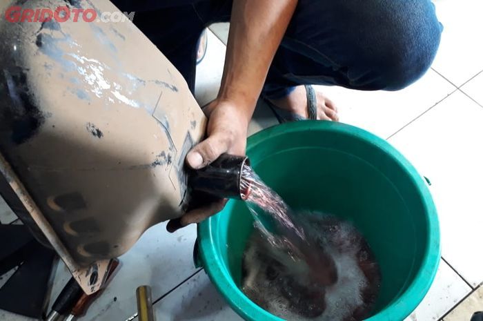 Ada beberapa ciri yang muncul saat ada air masuk tangki bensin
