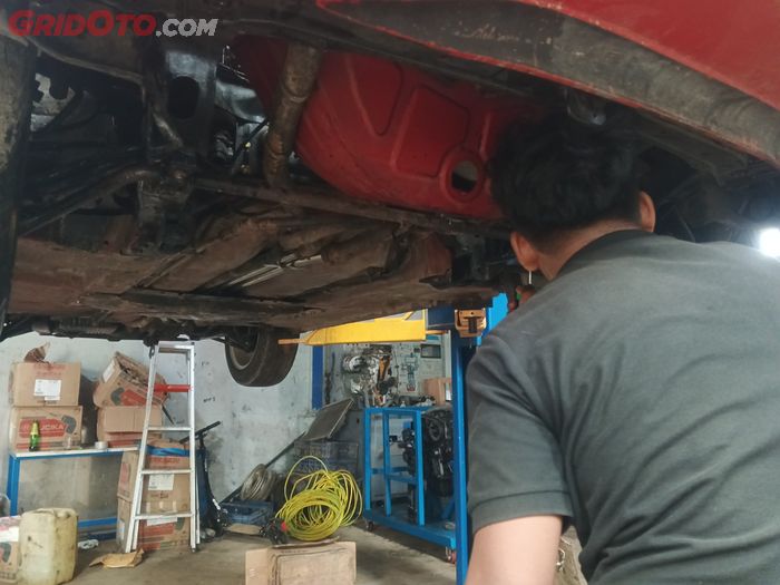 Mekanik servis oli mesin rembes