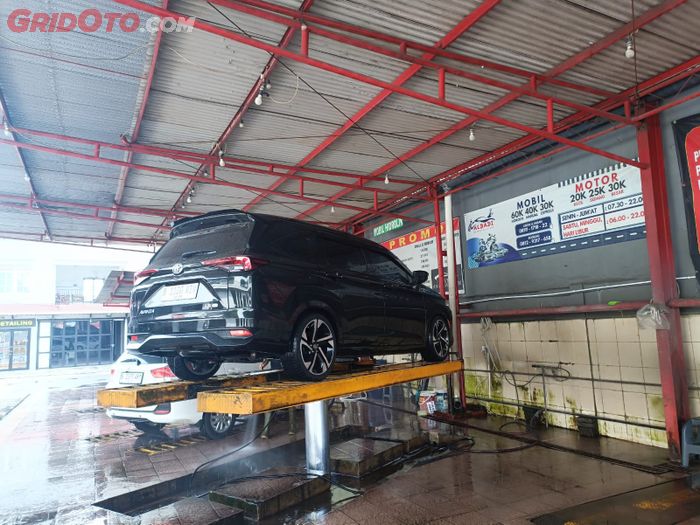 Ilustrasi cuci mobil bekas hingga bagian kolong