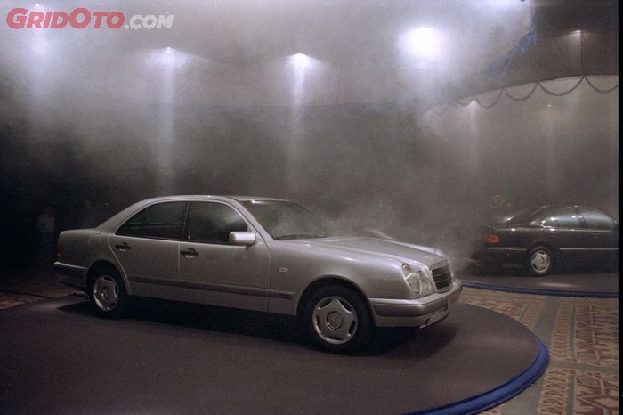 Mercedes-Benz E230 dan E320 (W210) saat launching di Indonesia tahun 1996
