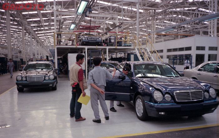 Suasana perakitan Mercedes-Benz E-Class (W210) di Pabrik PT GMM, Wanaherang, Gunung Putri, Bogor pada 1996