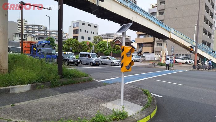 Tertib antre saat di lampu merah di Jepang