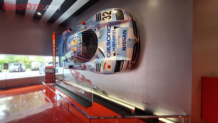 Nissan GTR Le Mans yang dipajang di tembok 