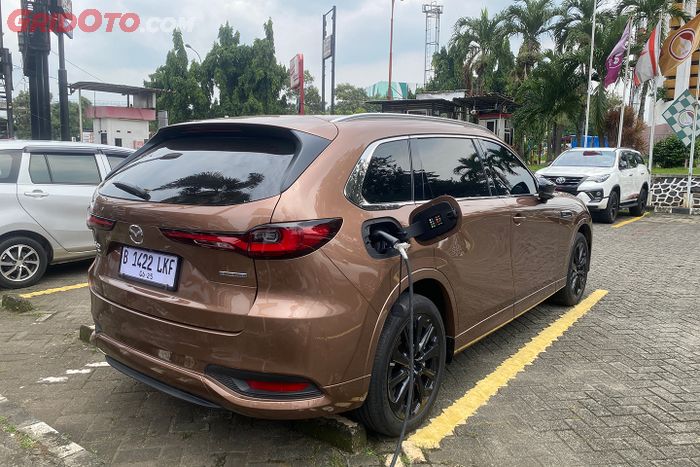 Mazda CX-80 PHEV saat diisi daya baterai.