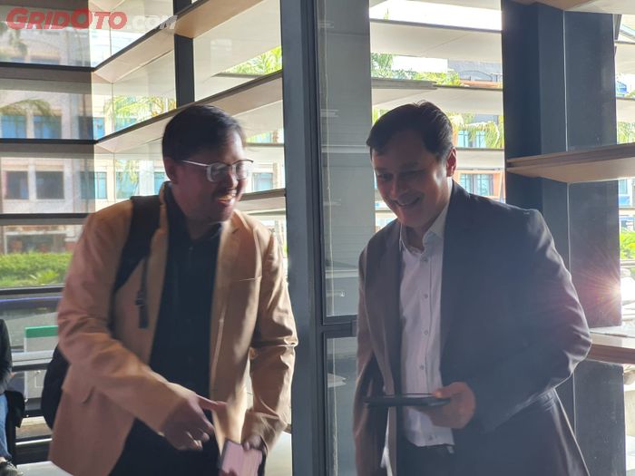 Tamu undangan mulai berdatangan dan langsung disambut Haryadi Hidayat, Managing Editor tabloid OTOMOTIF.