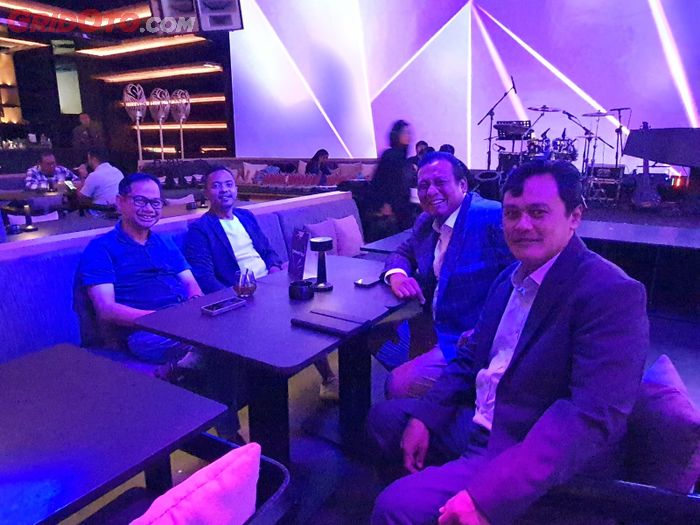 Awak redaksi ngobrol santai dengan perwakilan Corporate Communication PT Astra Daihatsu Motor di tengah OTOMOTIF Award 2025
