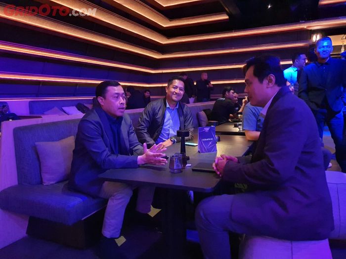 Sutarya, Senior Director Marketing PT YIMM (kiri), Rifki Maulana, Manager PR, YRA &amp; Community (tengah) berbincang hangat dengan Haryadi Hidayat, Managing Editor tabloid OTOMOTIF (kanan)